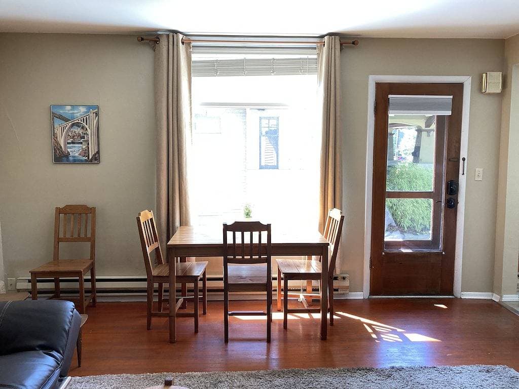 Foto 10 von 14: Private Erdgeschosswohnung in der Nähe des Manito Parks, der Innenstadt und des Heiligen Herzens