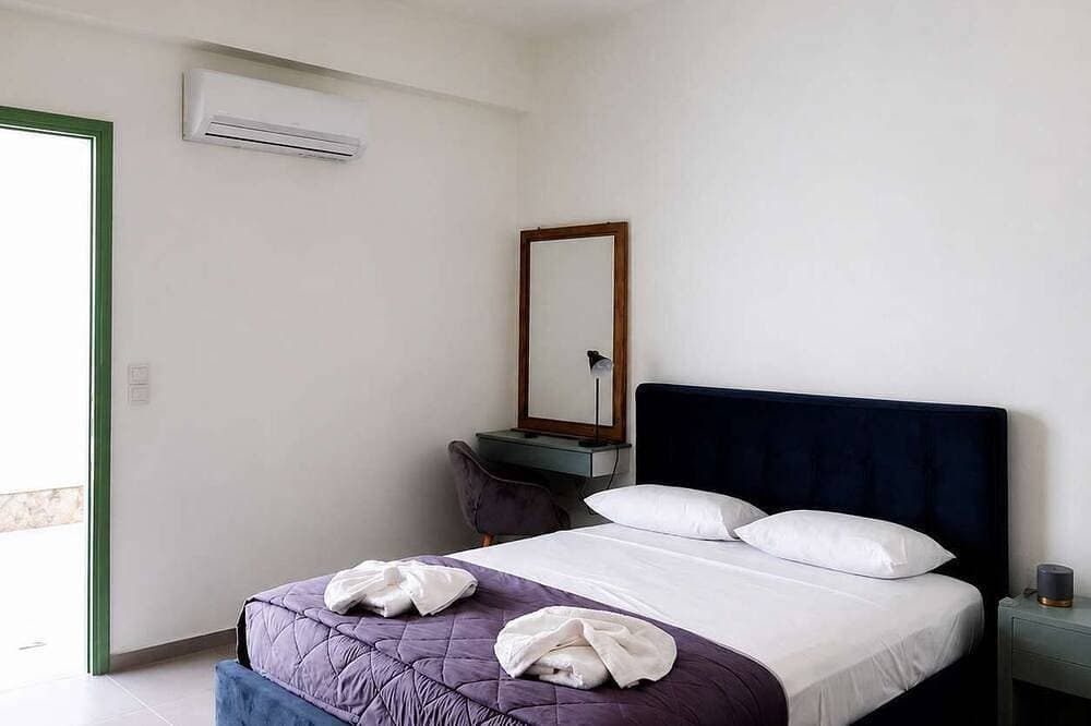 Foto 2 von 23: Elounda Christina Studios, Only Steps from the Sea