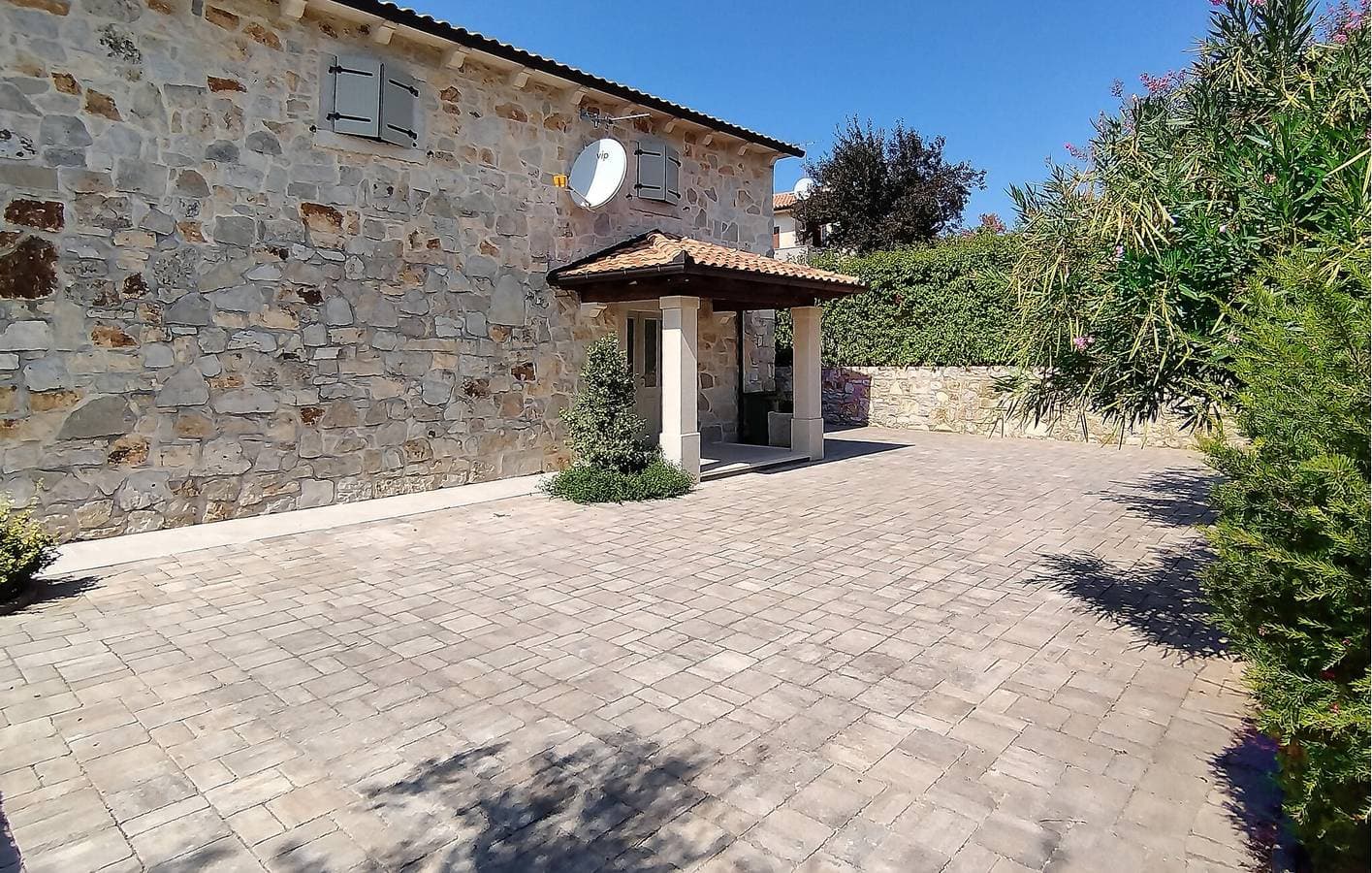 Foto 5 von 37: Gemütliche 2-Zimmer-Wohnung mit Pool, WLAN und Parkplatz in Labinci, in der Nähe von Restaurants
