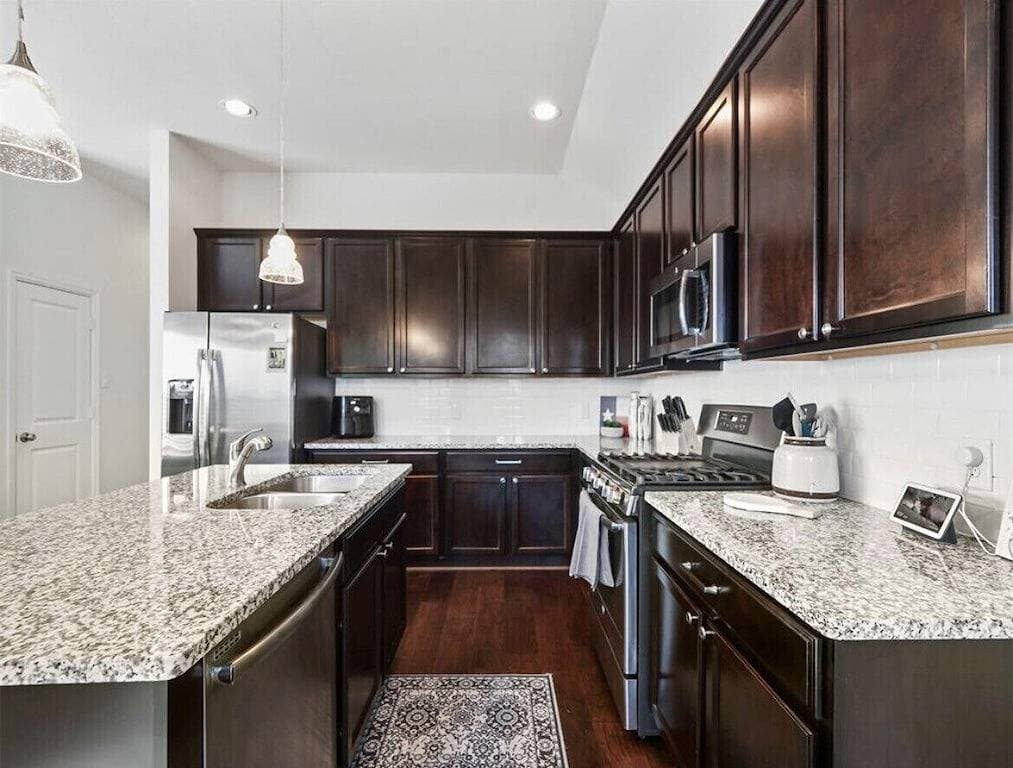 Foto 13 von 15: Beautiful and spacious home off Main Street!