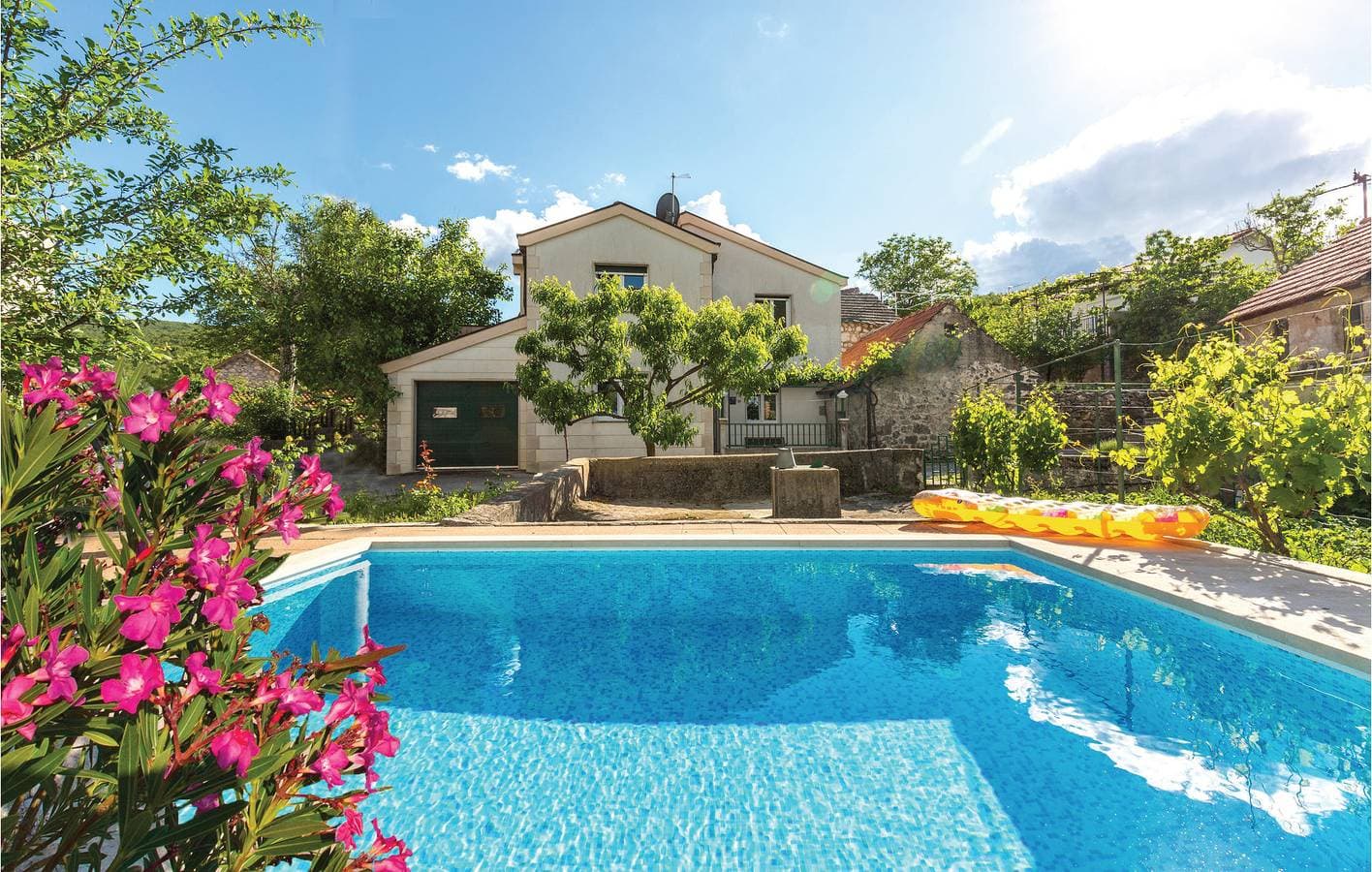 Charmante 120 m² große Wohnung mit Pool, Terrasse und WLAN 1