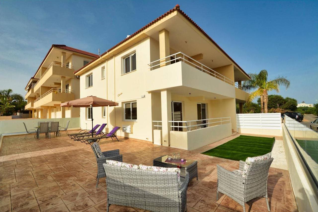 Foto 13 von 40: Two-Bedroom Apartment with Communal Pool