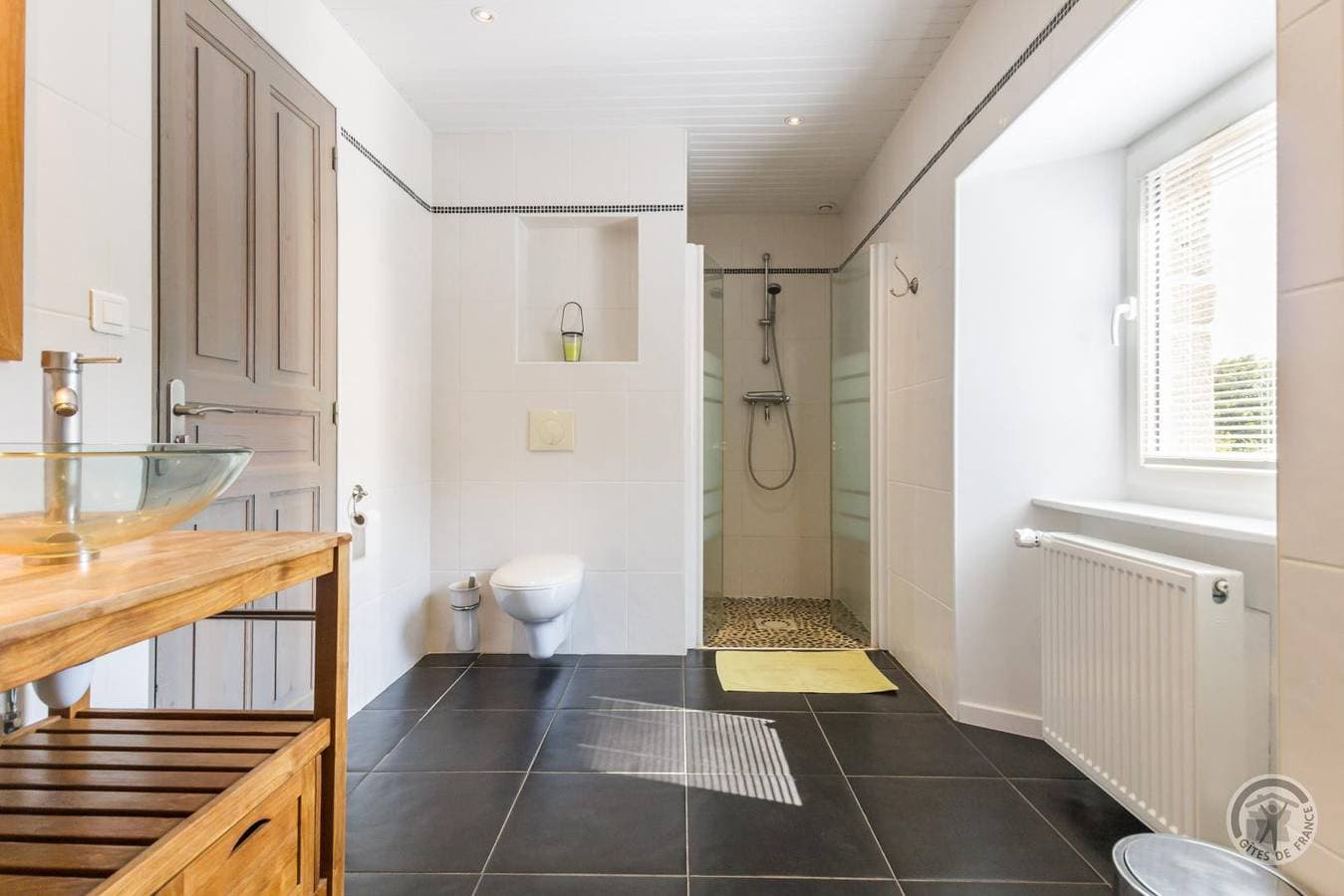 Foto 13 von 21: Geräumige 171m² Gite: Zu Fuß nach Saint-Germain-des-Vaux!