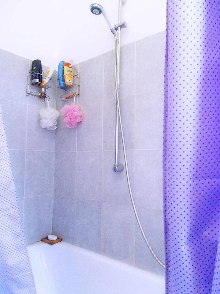 Foto 8 von 18: Twin Room with Shared Bathroom