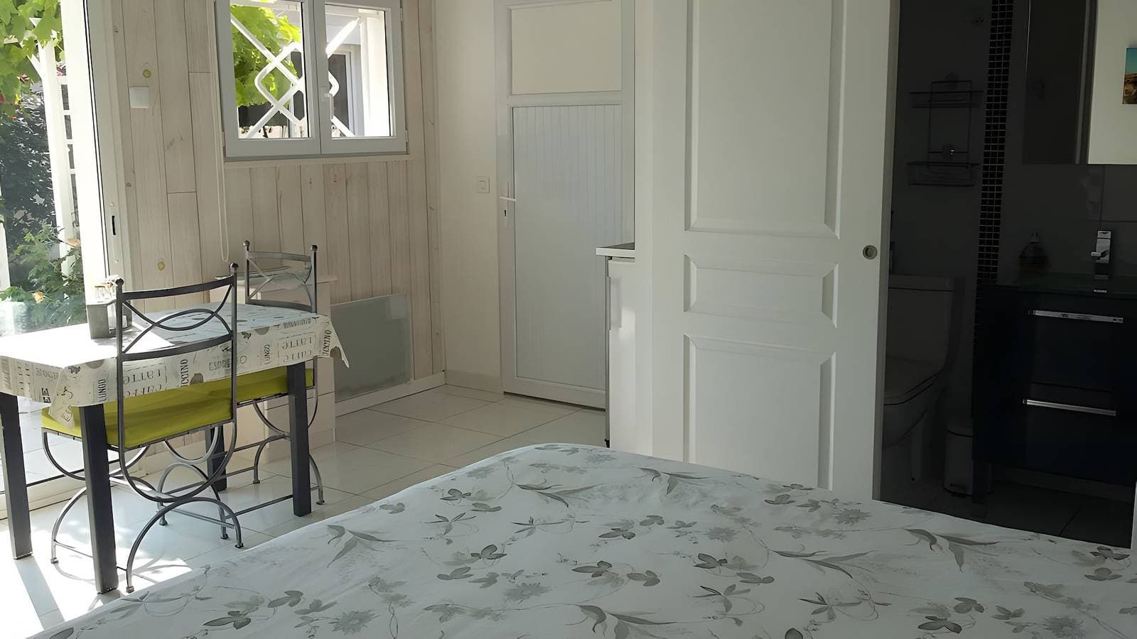 Foto 10 von 20: Unabhängiges, klimatisiertes Gästezimmer – Bei Chantal und Salvador