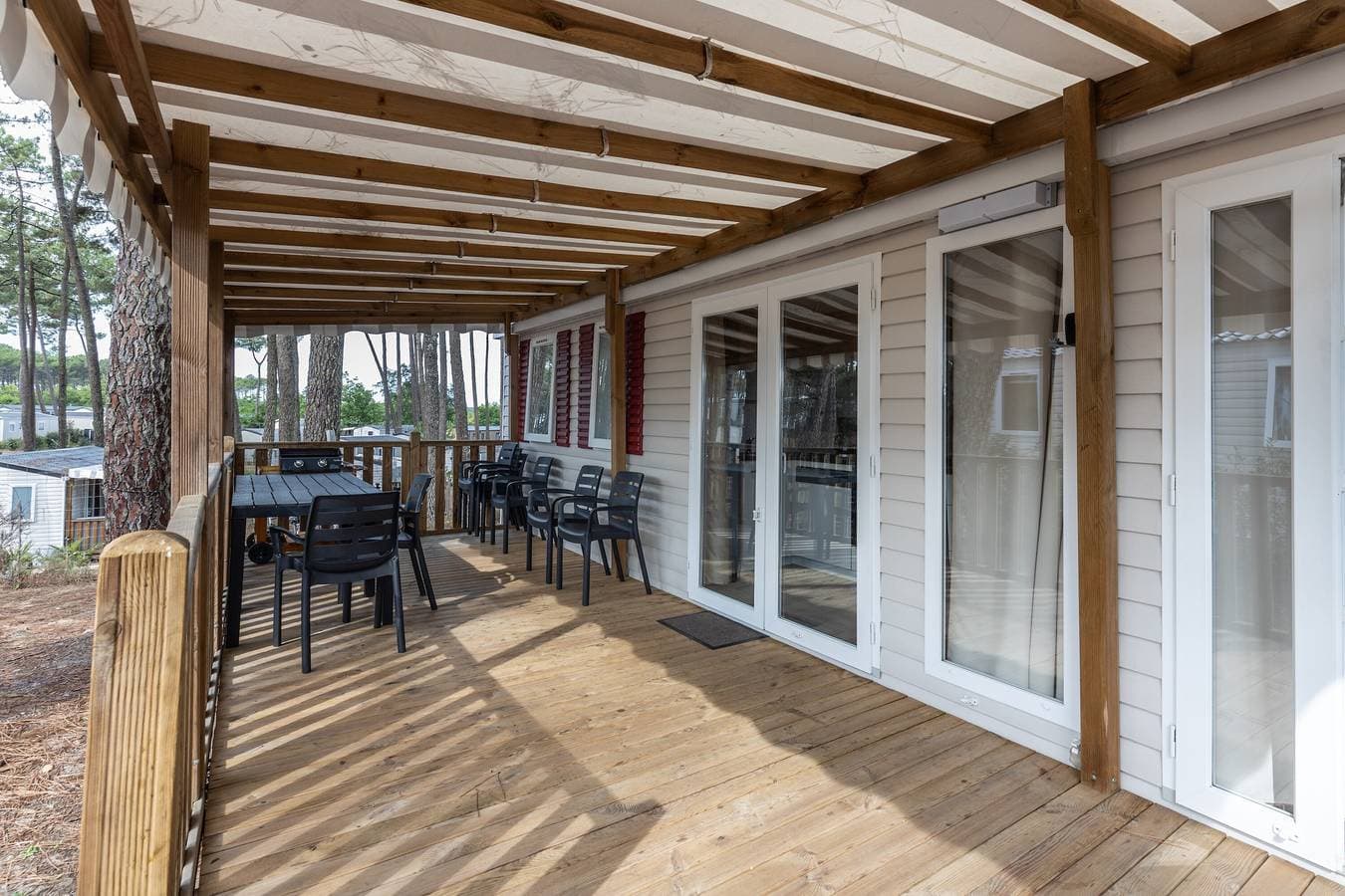 Foto 4 von 28: Mobilheim Elisa & Christophe mit Pool, Terrasse, Klimaanlage – geteilte Anlagen