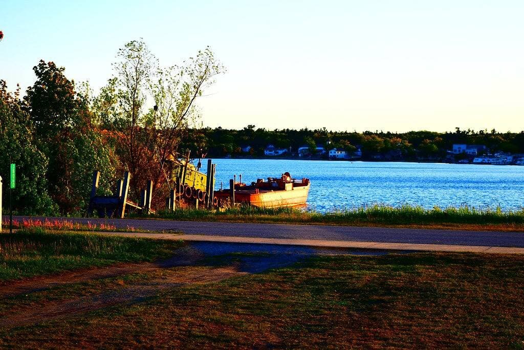 Foto 11 von 40: Blick auf die Bucht ist den Aufenthalt wert.  Beaver Island Harbour View Cottage