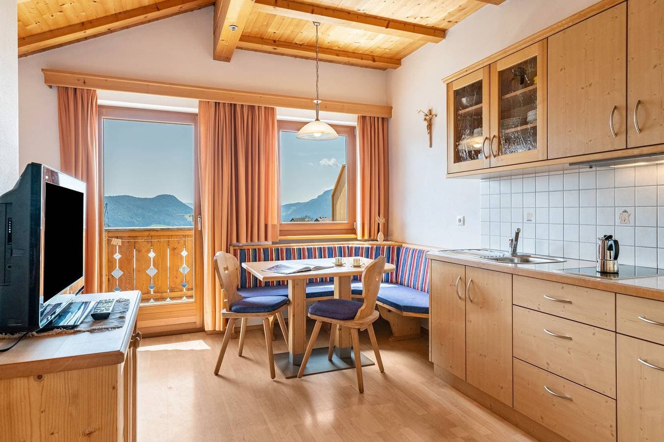 Foto 4 von 32: Ferienwohnung 'Haus Alpenblick Apt Brunelle' mit Bergblick, Gemeinschaftsgarten und WLAN