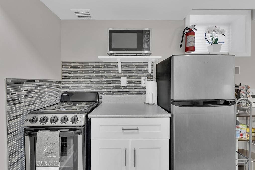 Foto 10 von 25: Cozy Modern Beautiful Studio+Parking. Walk to Dc Metro. Perfect for Long Stays!
