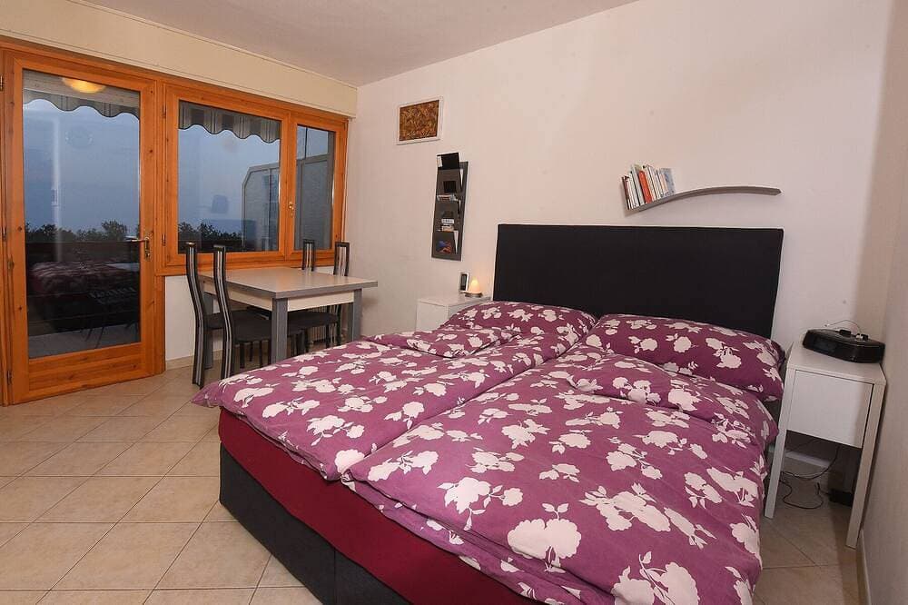 Foto 5 von 28: FeWo mit Klimaanlage, Seeblick, Schwimmbad, WLAN, ruhige Lage Hügel, Parkplatz.