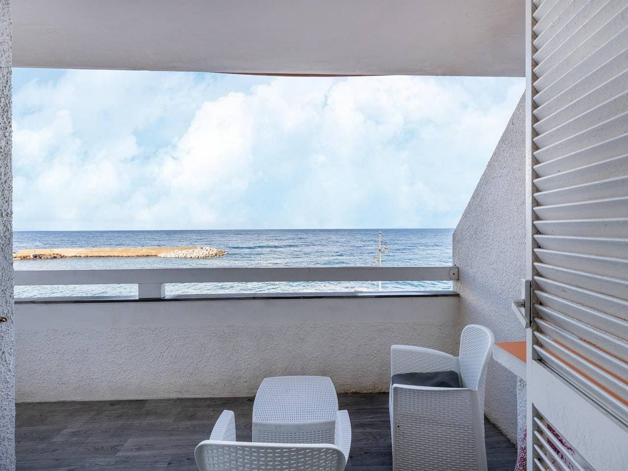 Foto 2 von 36: Terrasse mit Meerblick und Klimaanlage