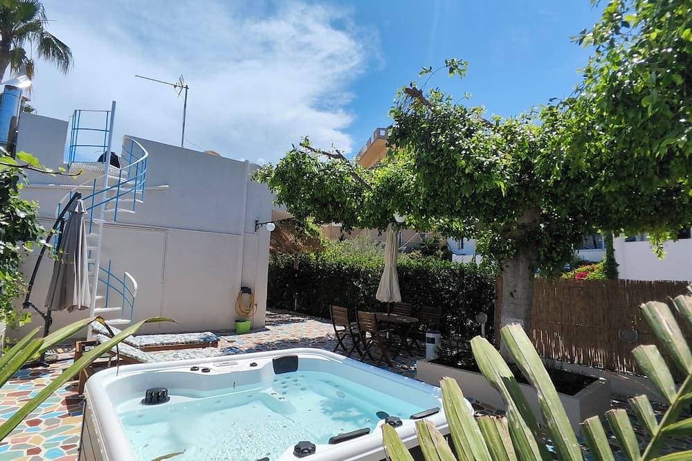 Lovely 2-bedroom for up to 5 person house with AC and jacuzzi in beautiful Malia 1