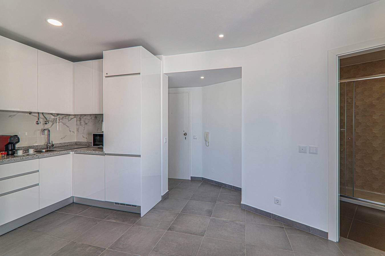 Foto 10 von 22: Ferienwohnung Torre Invicta 6ºC – Meerblick, Pool, Klimaanlage, WLAN & Balkon