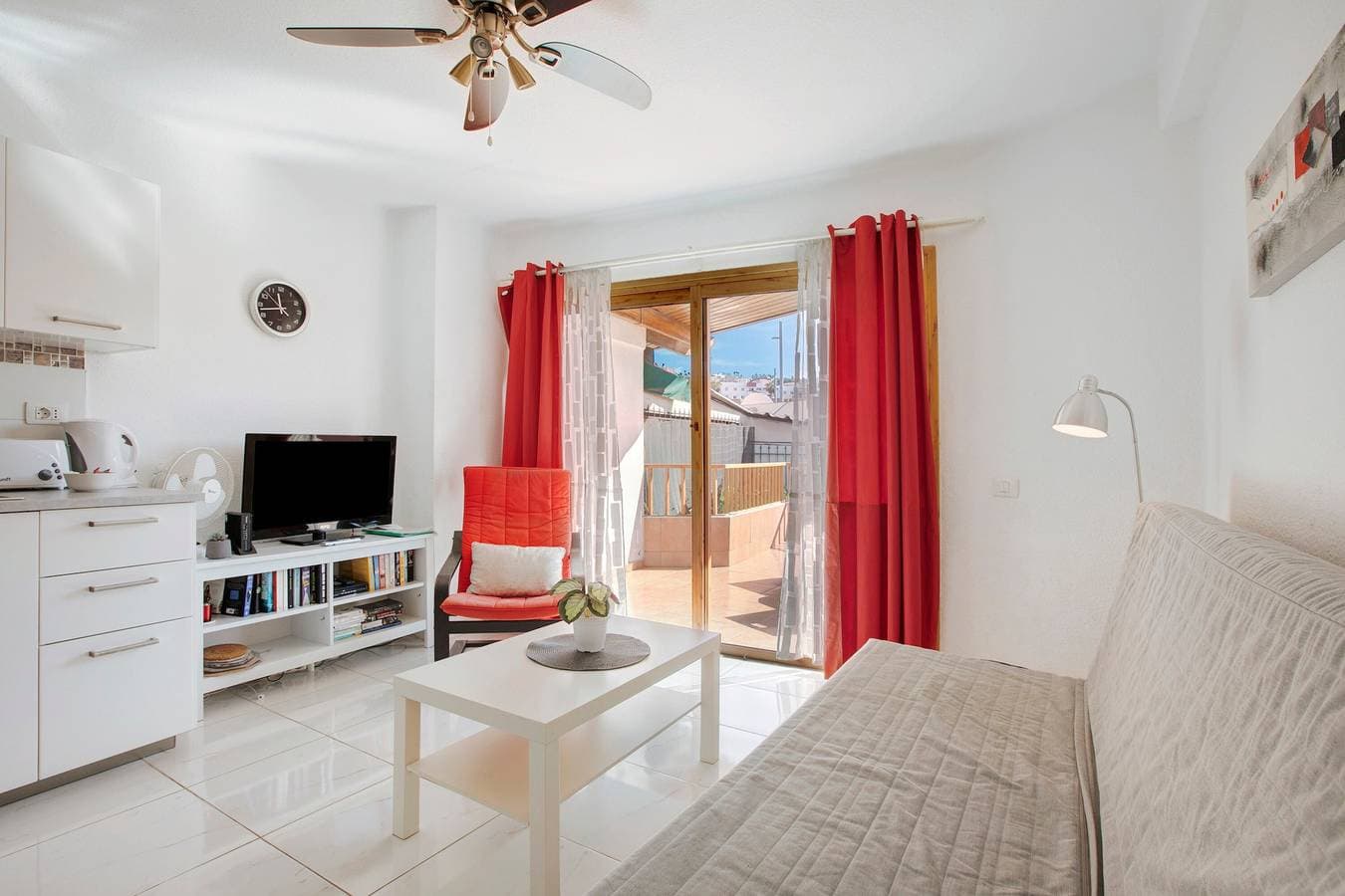 Foto 8 von 33: Ferienwohnung 'Los Geranios 304' mit Gemeinschaftspool, privater Terrasse und WLAN