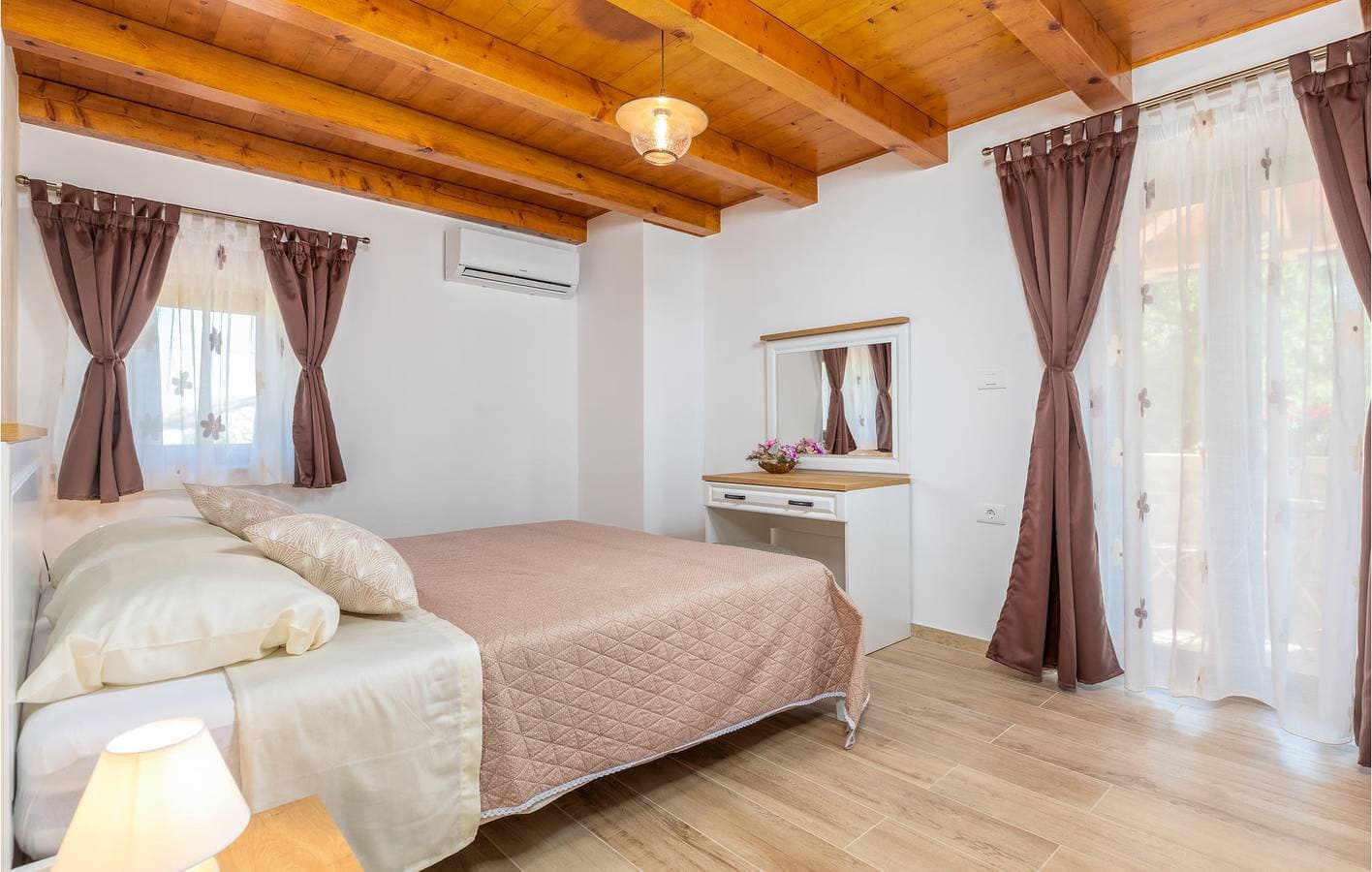 Foto 6 von 41: Moderne 100 m² große Wohnung mit Pool, WLAN und Parkplatz – 700 m vom Stadtzentrum von Rajki entfernt