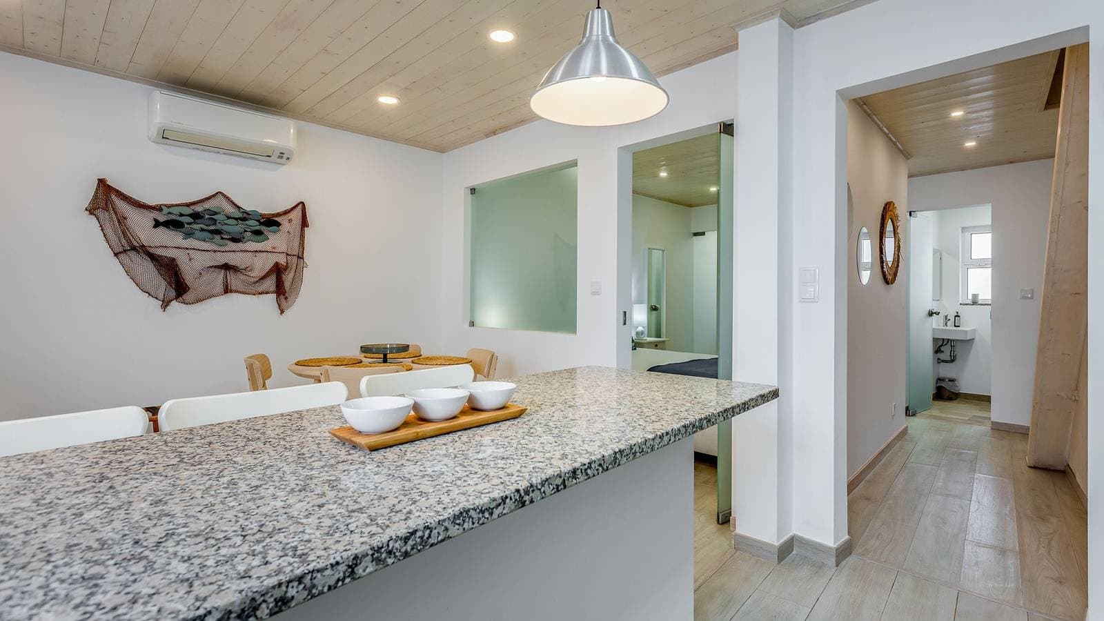 Foto 10 von 21: Glamorous Duplex w/ Patio & BBQ by LovelyStay