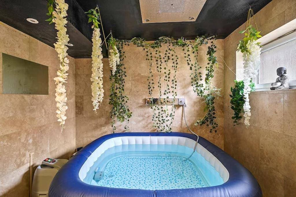 Foto 4 von 23: The Coxhill Retreat with Indoor Rainforest Spa Stay