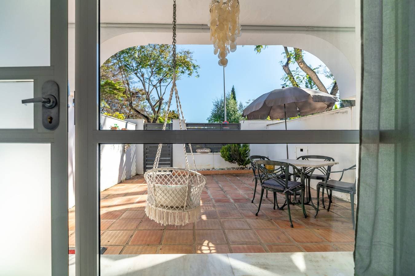 Foto 11 von 52: Sunny Marbella Townhouse with Terraces, Pool & Hotel Amenities