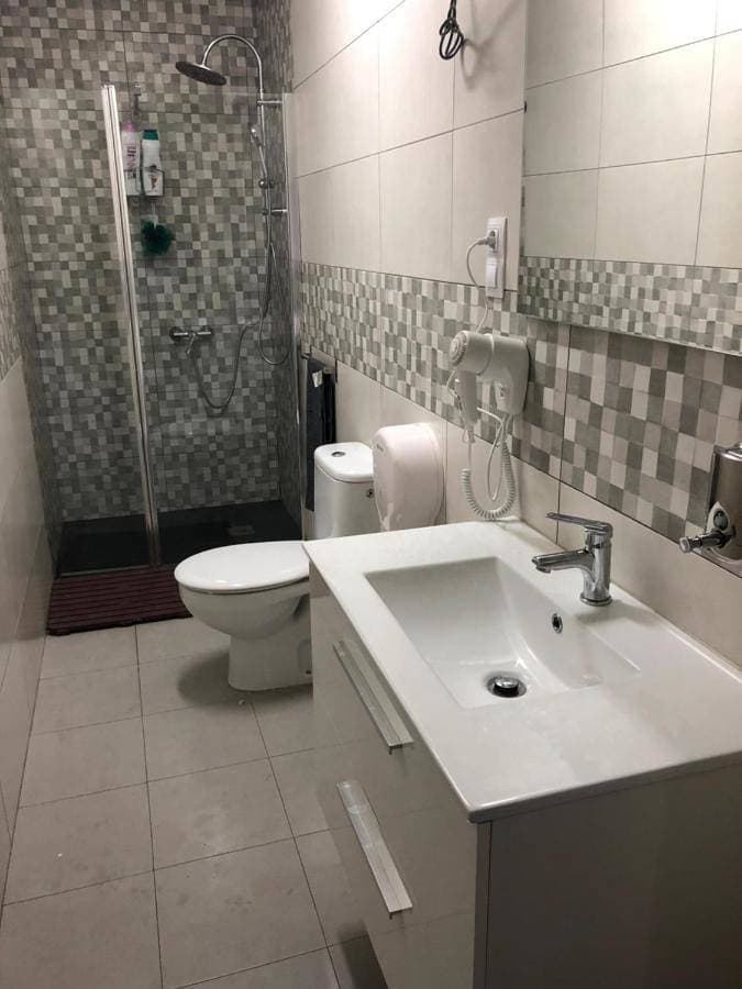 Foto 4 von 9: Double or Twin Room with Shared Bathroom