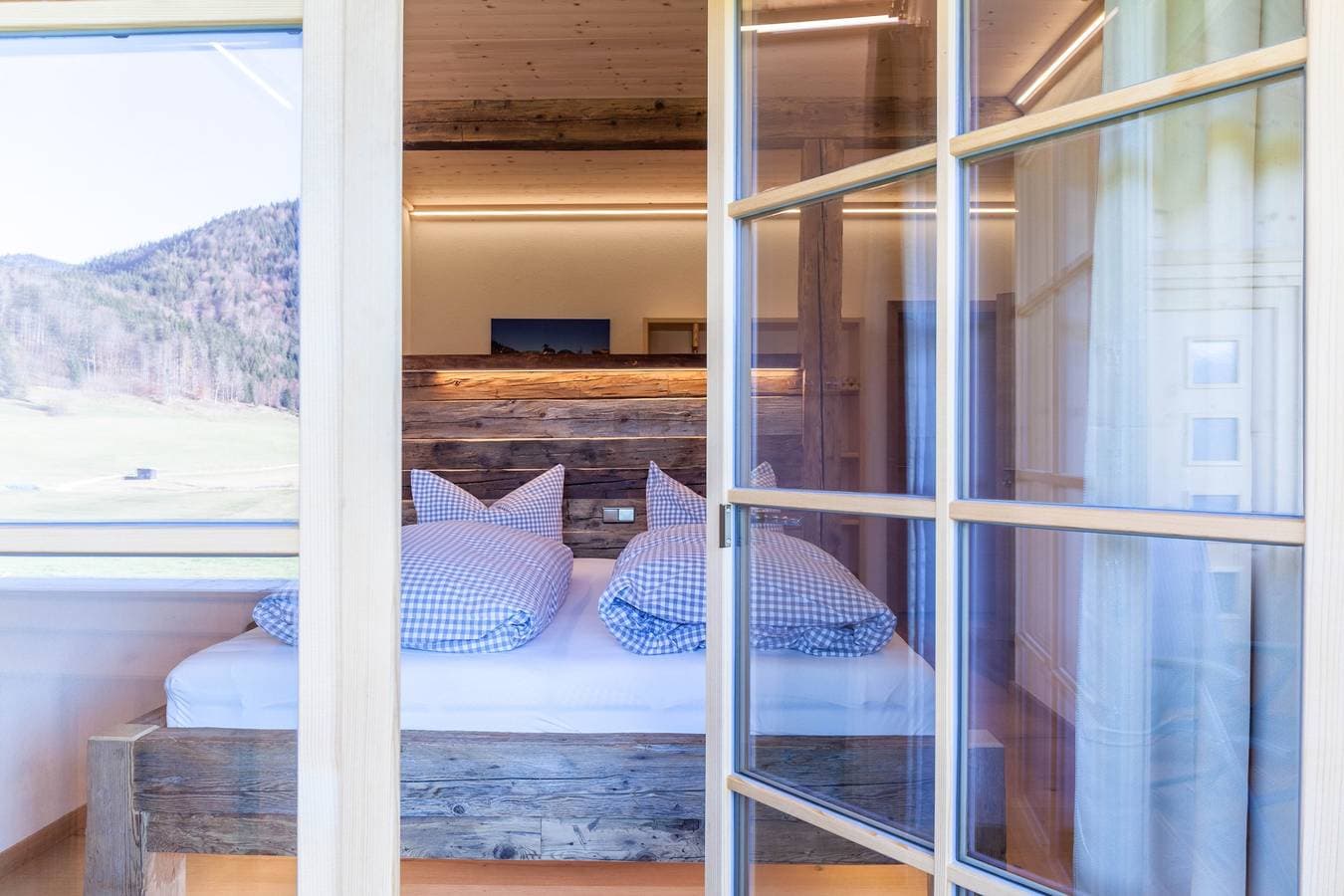 Foto 4 von 41: Ferienwohnung Karwendelblick mit Blick auf die Berge