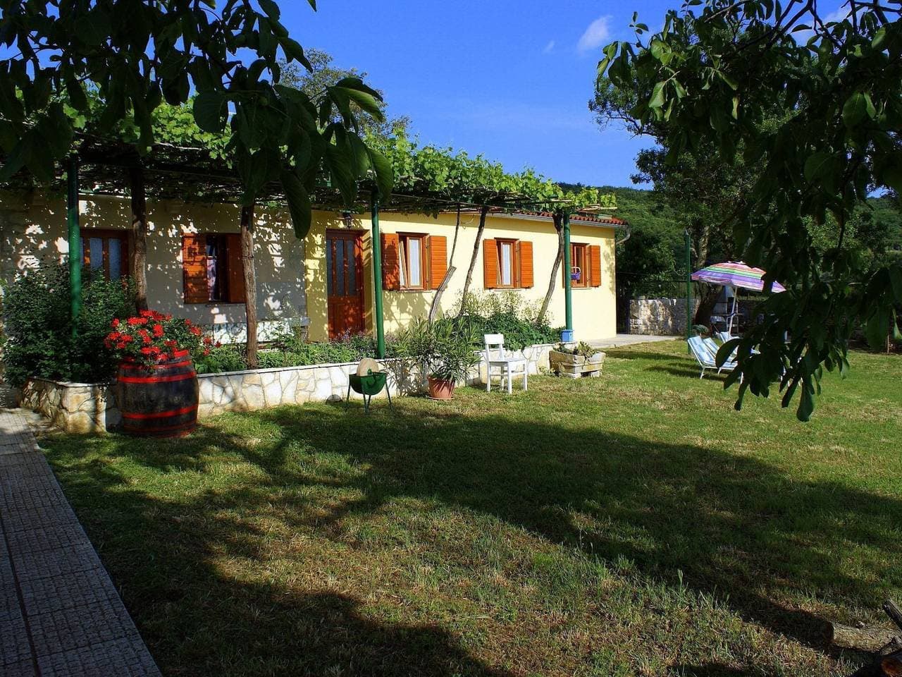Charmantes Ferienhaus in Bartići mit Terrasse 1