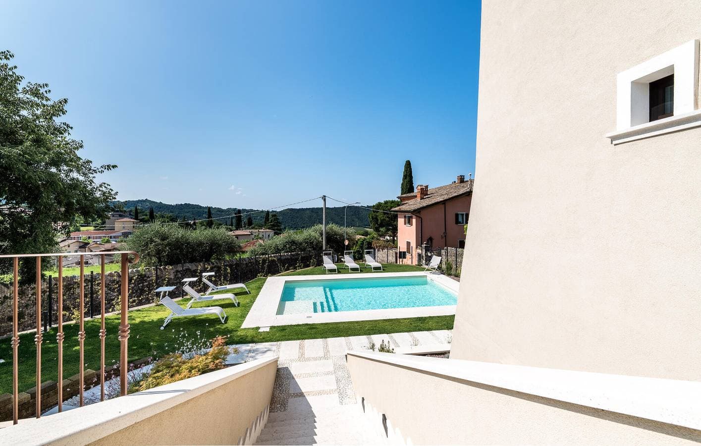 Foto 12 von 47: Ferienunterkunft mit Seeblick, AC, Pool, Parkplatz & WiFi