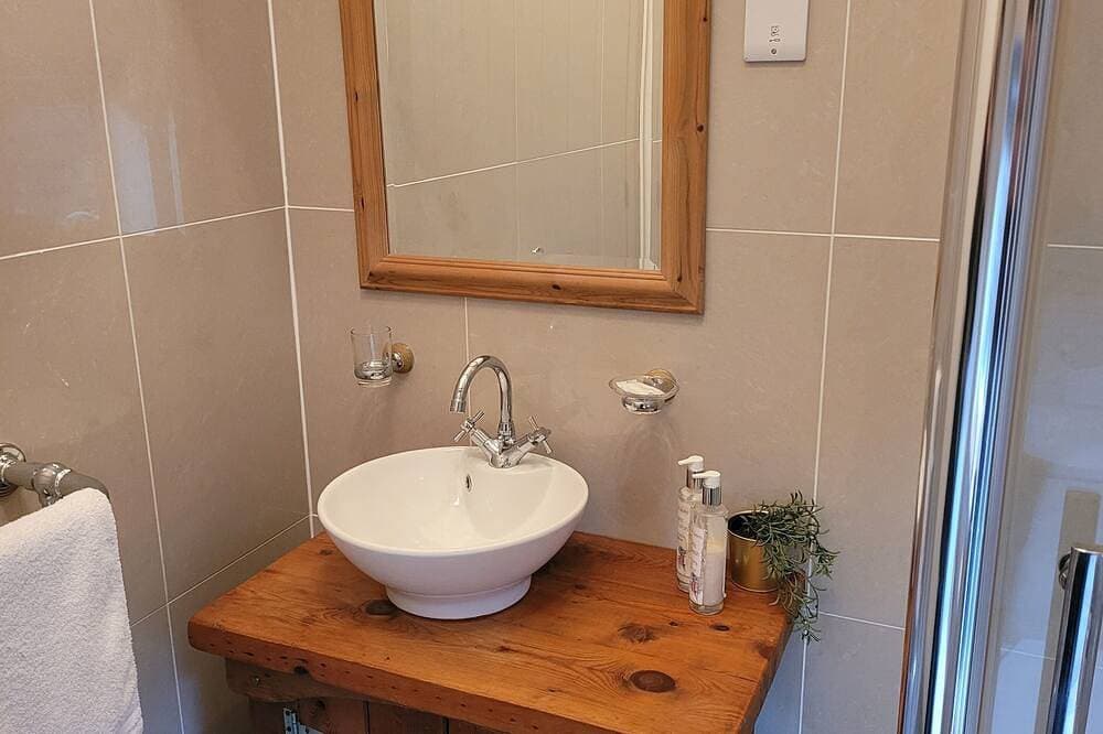 Foto 4 von 21: Birch Cottage: Sternenbeleuchtete Bäder und holzbeheizter Whirlpool