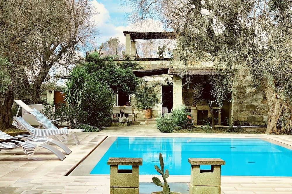 Villa mit Pool in den jahrhundertealten Olivenhainen des Salento 1