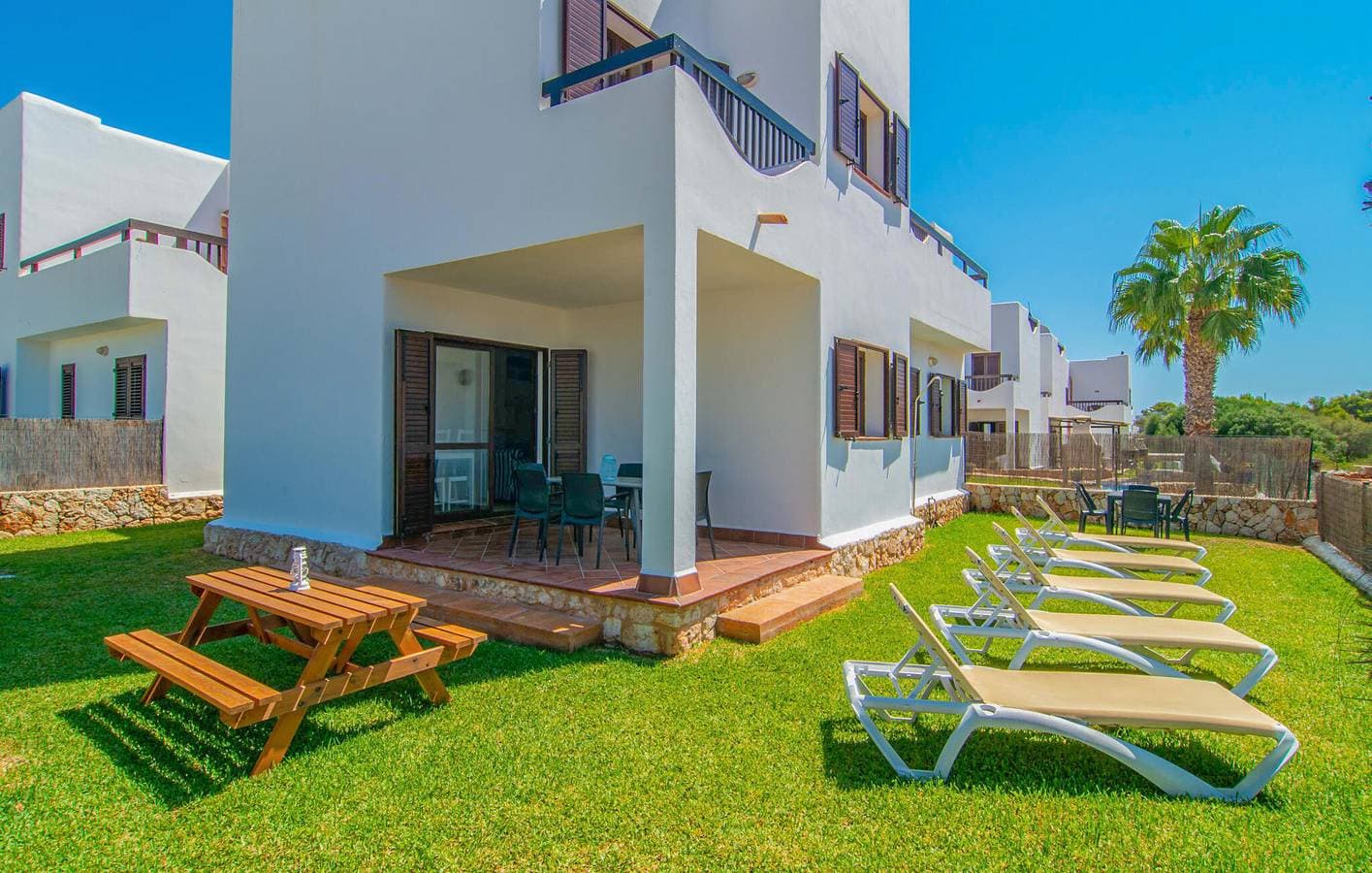 Sonniger Rückzugsort am Meer mit Pool und Terrasse 1
