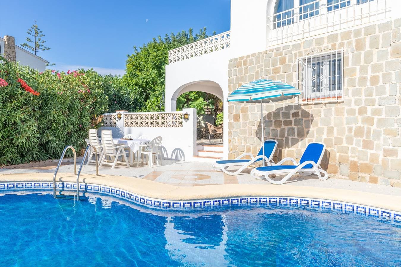 Foto 3 von 26: Villa mit privatem Pool, Meerblick, Terrasse, Balkon, Klimaanlage & WLAN