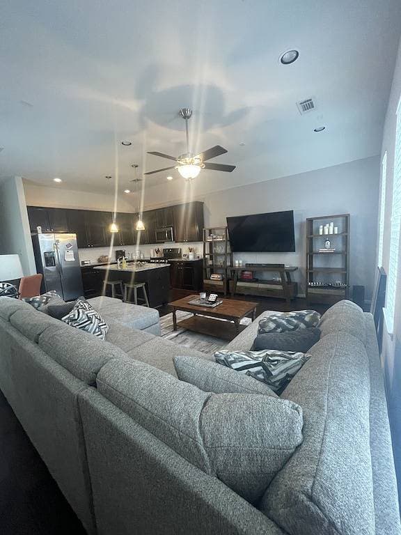 Foto 8 von 15: Beautiful and spacious home off Main Street!