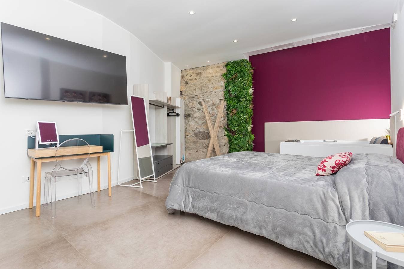 Foto 6 von 23: Apartment 'Taormina Center Suite' mit Whirlpool im Zimmer im historischen Zentrum