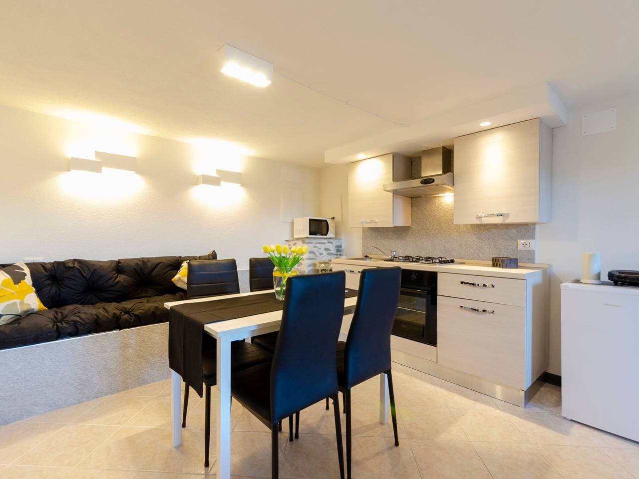 Foto 7 von 29: Einzimmerwohnung mit Terrasse und Blick auf den Berg