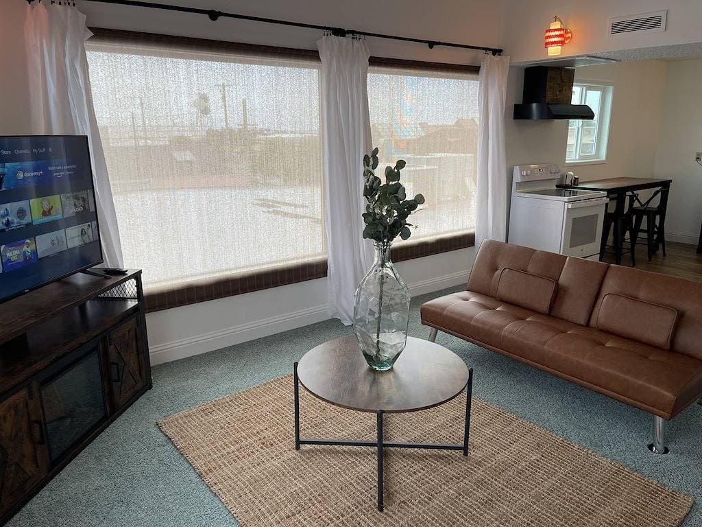 Foto 4 von 14: Downtown Retro Modern Flat, 3 blocks from the beach!