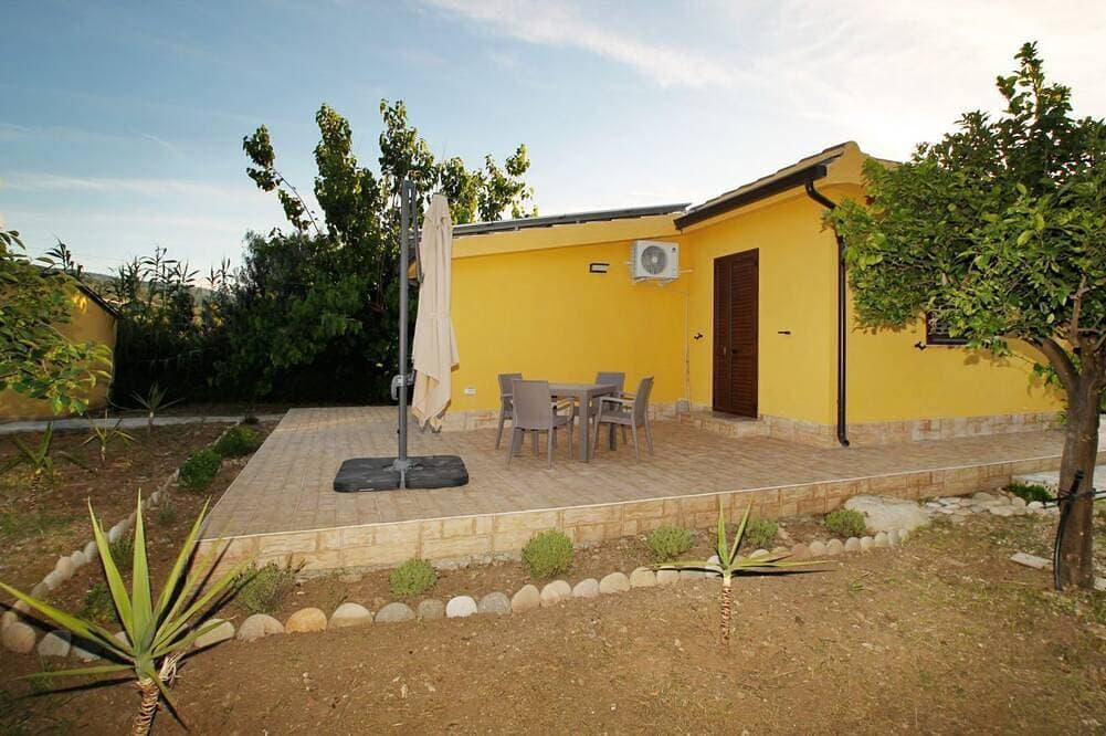 Il Rifugio sul Mare ist ein kleines, unabhängiges Haus, umgeben von einem duftenden Zitronengarten u... 1