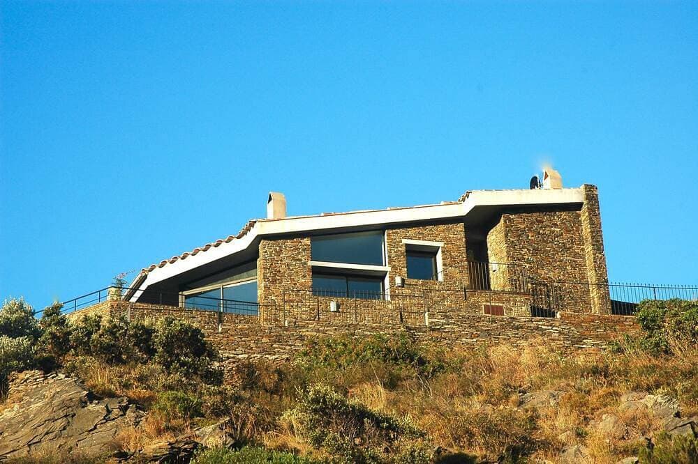 Foto 10 von 21: Ein charmantes Einfamilienhaus mit privatem Pool in Cadaques mit Meerblick.