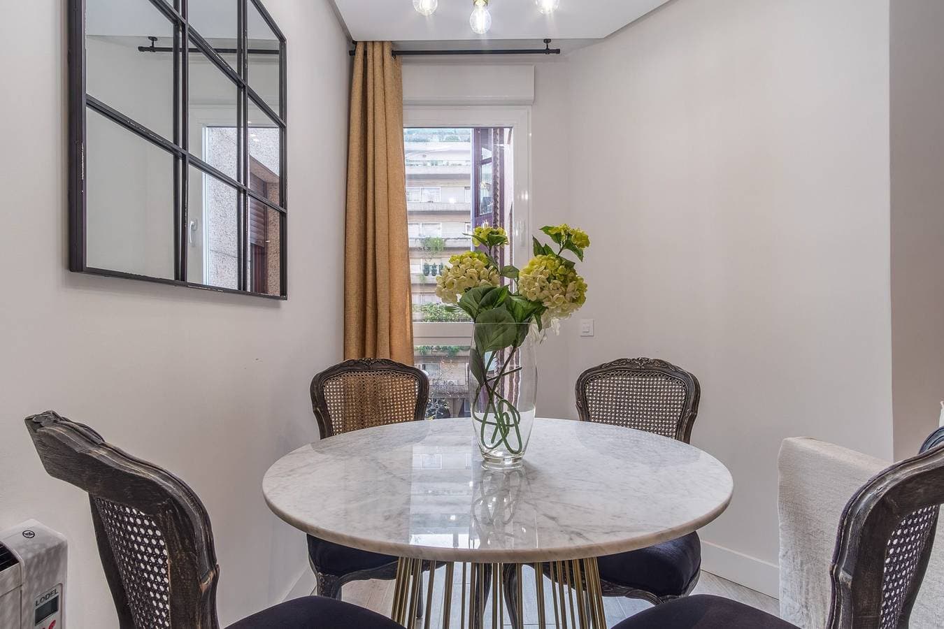 Foto 4 von 12: Chic Central Madrid Apartment with Light