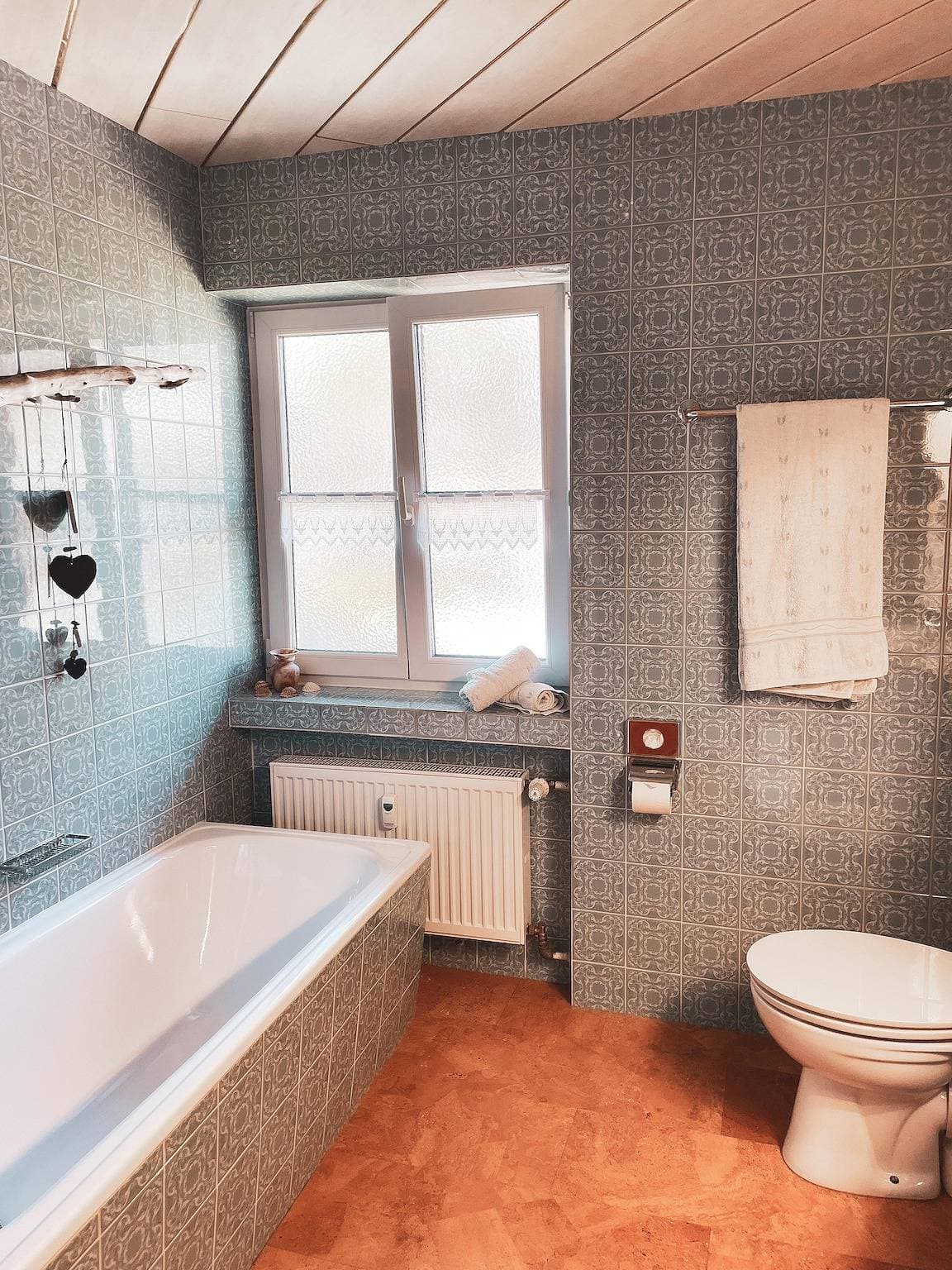 Foto 13 von 16: Fewo "Wilderer", 1 Schlafz., Du u. Badewanne/Wc