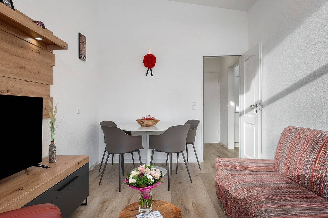 Foto 4 von 34: Ferienwohnung 'Lieblingsplatz Mit Innenpool' mit gemeinsamer Terrasse, gemeinsamem Garten und Wi-Fi