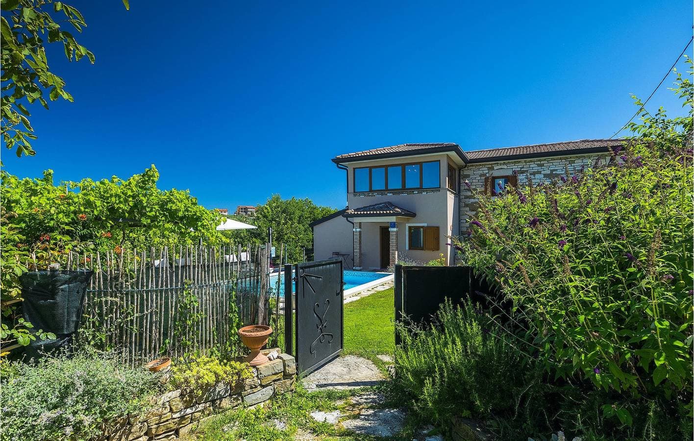 Charmante 2-Zimmer-Wohnung mit Pool und WLAN in der Nähe von Momjan 1