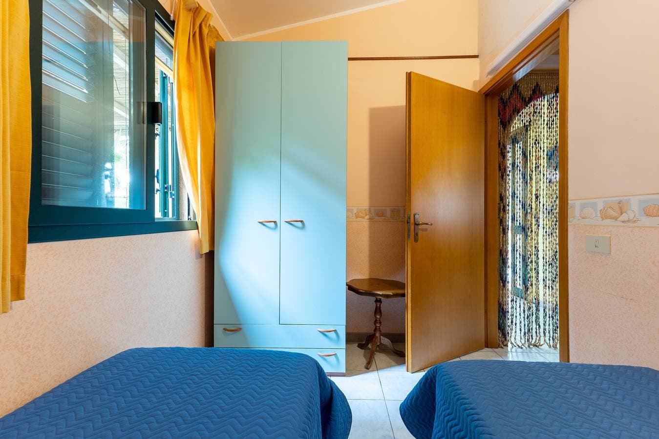 Foto 13 von 20: Villa 'Fronte Mare Liolà – 4 Personen' mit Meerblick und privatem Strandzugang