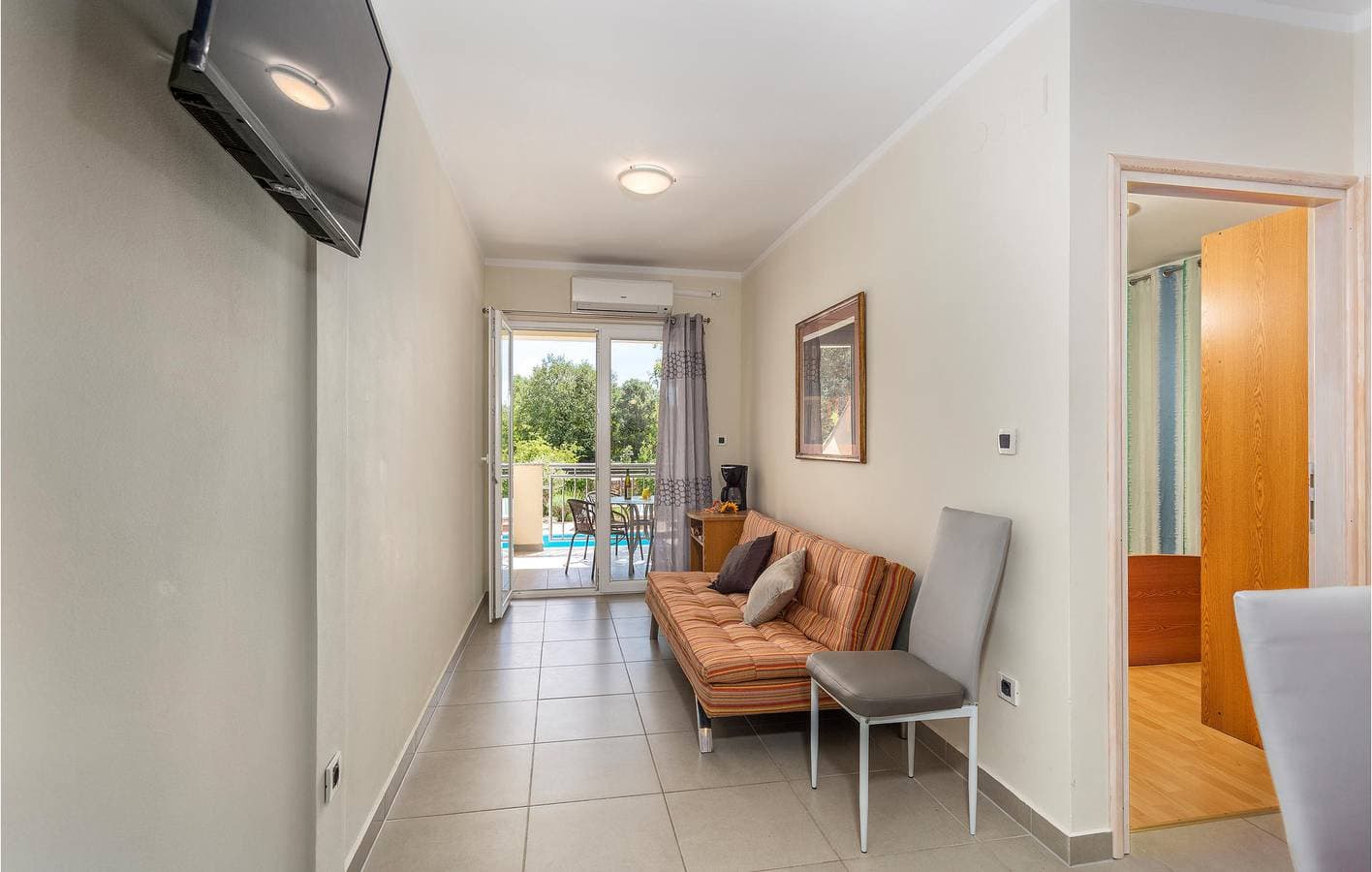 Foto 9 von 41: Gemütliche Ferienwohnung mit WLAN, Terrasse und Pool – 1 km vom Strand von Jert entfernt
