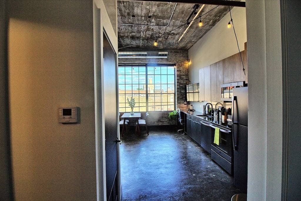 Foto 11 von 21: Chic Ultramodern Studio Loft w/ Designer Features