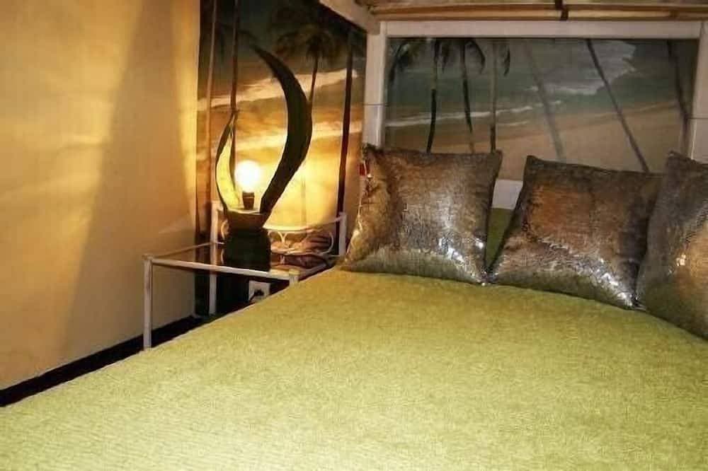 Foto 2 von 21: Cannes Beach. Appart Up Seaview 36 m2. Top Design. Pr. Center. Pool, Garage,