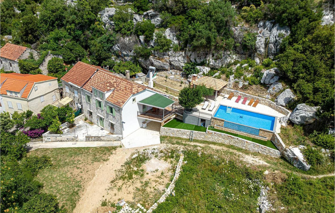 Moderne 170 m² große Wohnung mit Pool, Terrasse und 2,5 km Entfernung zum Strand 1