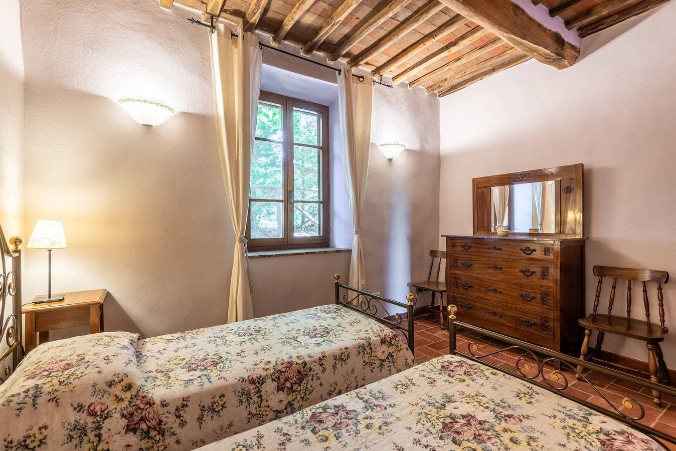 Foto 7 von 24: Zimmer 'Podere Marroneto - Camera 1' mit Bergblick, Gemeinschaftspool und Wi-Fi