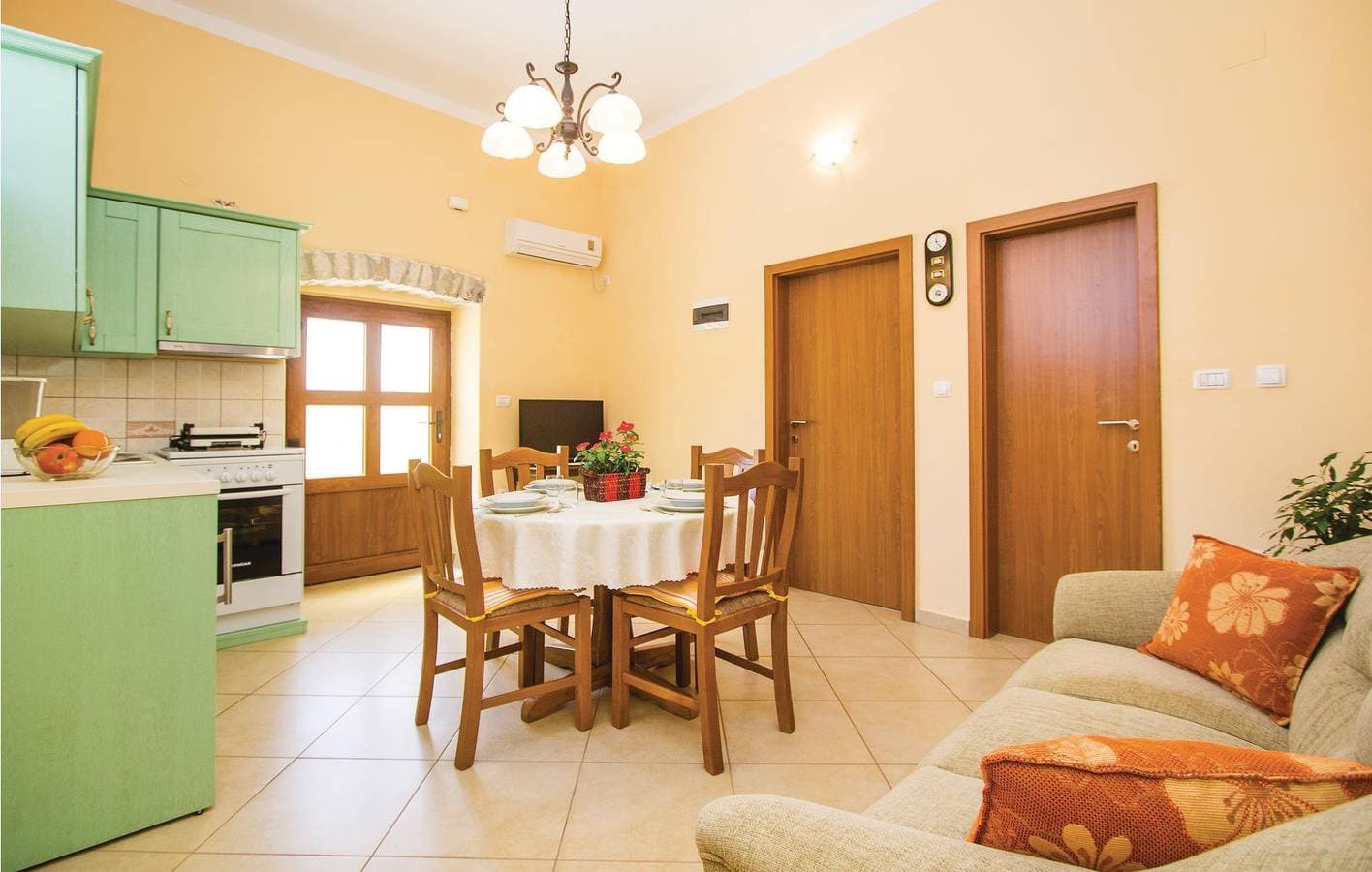 Foto 3 von 27: Charmante Ferienwohnung mit Terrasse, Parkplatz und 2,5 km Entfernung zum Stadtzentrum von Butkovići