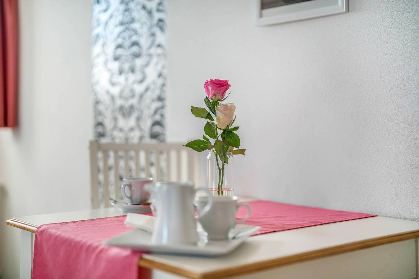 Foto 12 von 34: Zimmer 'Nr 2 mit privatem Balkon', gemeinsamem Garten und WLAN