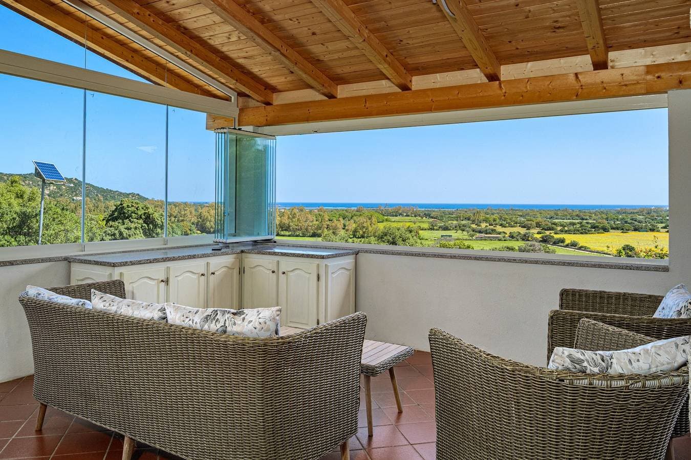 Foto 2 von 25: Villa Montalmutu mit Meerblick, WLAN und Klimaanlage