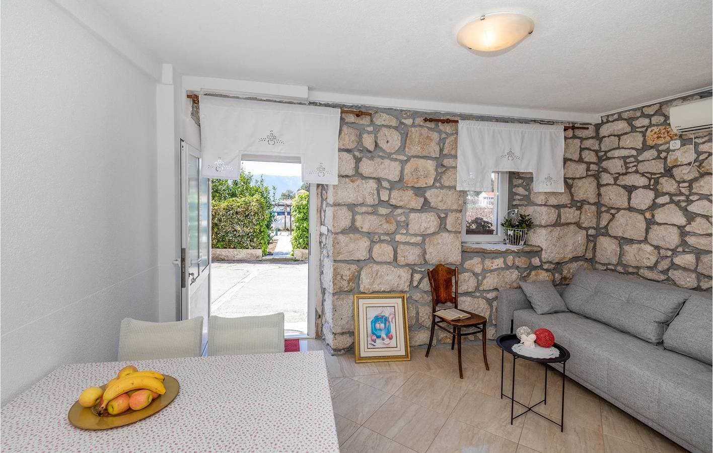 Foto 4 von 32: Gemütliche 300 m zum Strand: Klimatisierte Wohnung mit Terrasse und Parkplatz